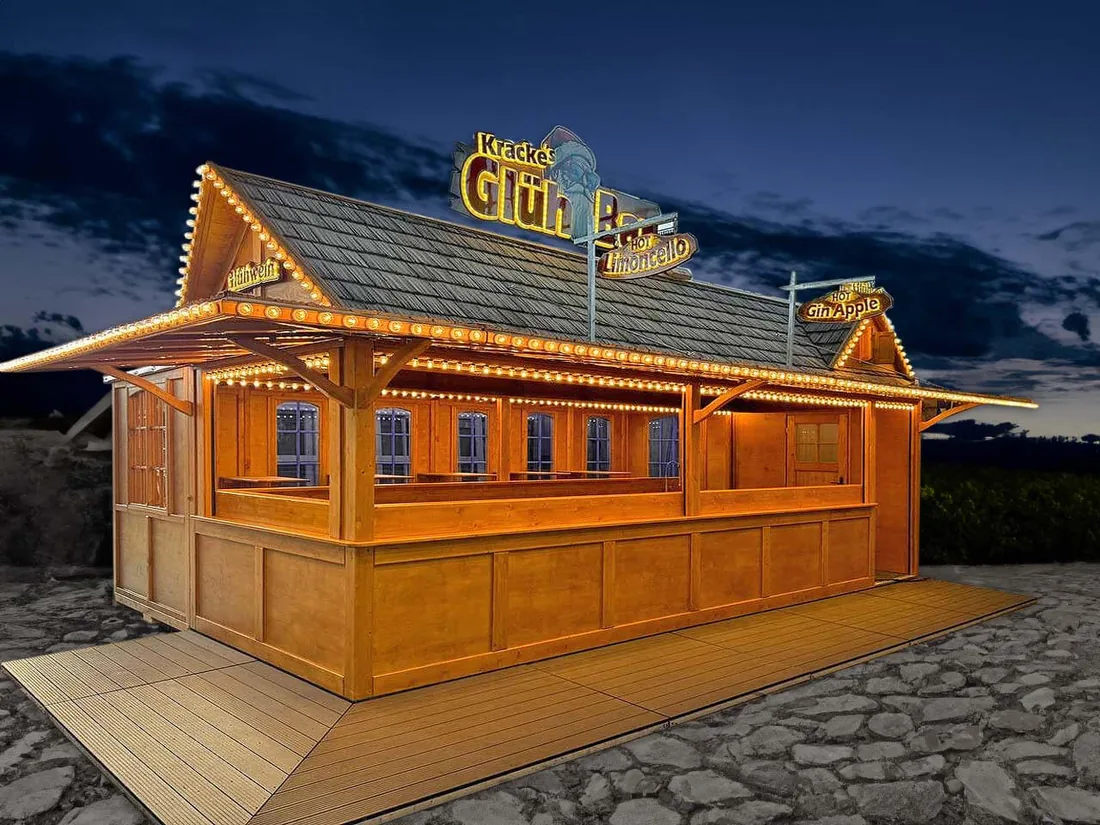 Beleuchtete Weihnachtsmarkthütte am Abend