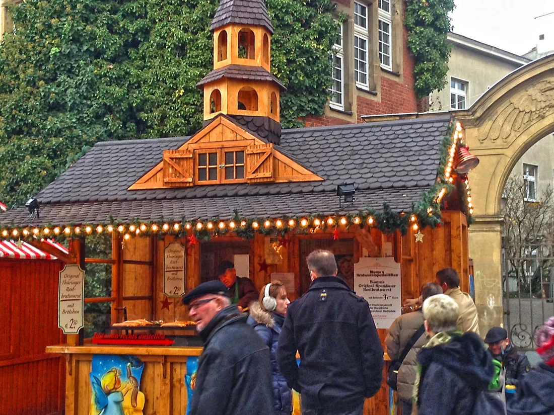 Markthütte mit Turmaufsatz vor historischer Fassade