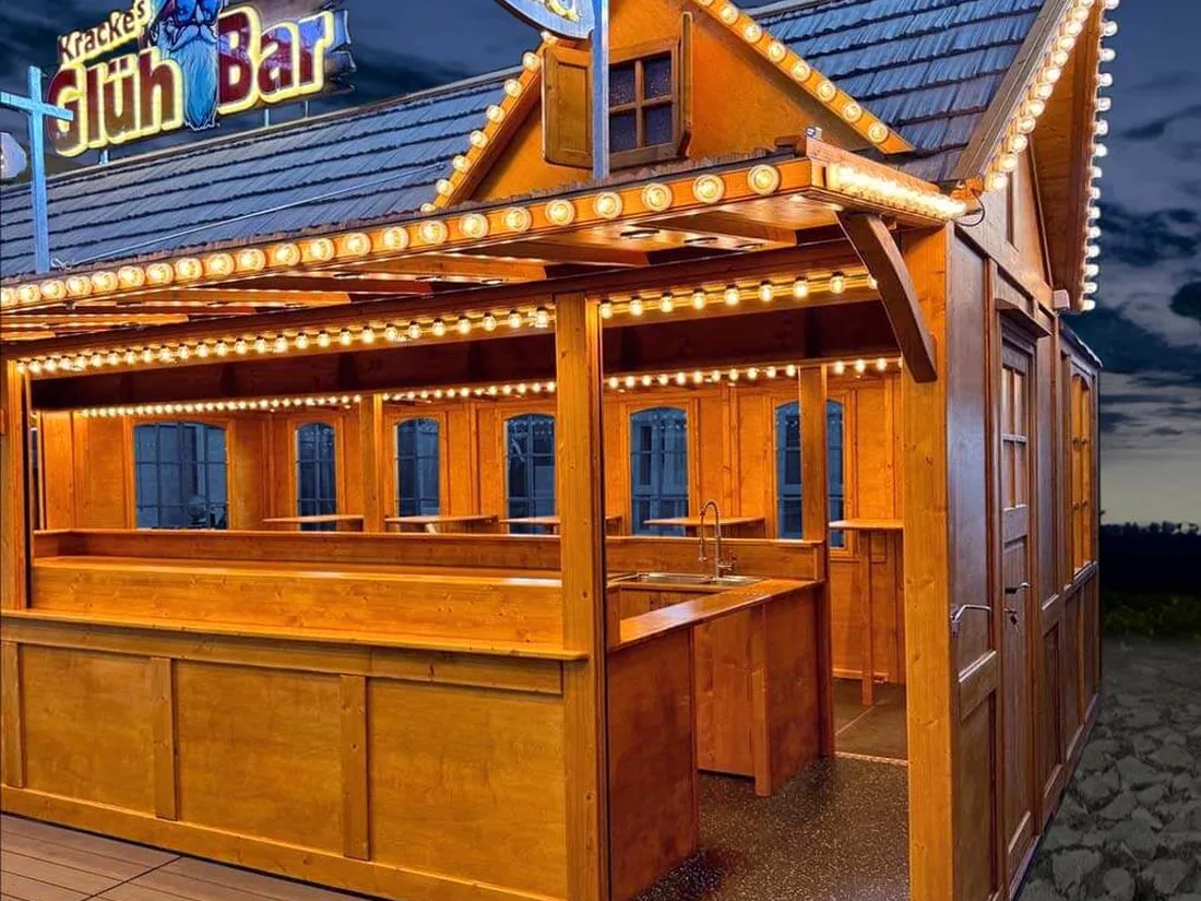 Verkaufshütte als Bar mit Aufsteller und Beschriftung