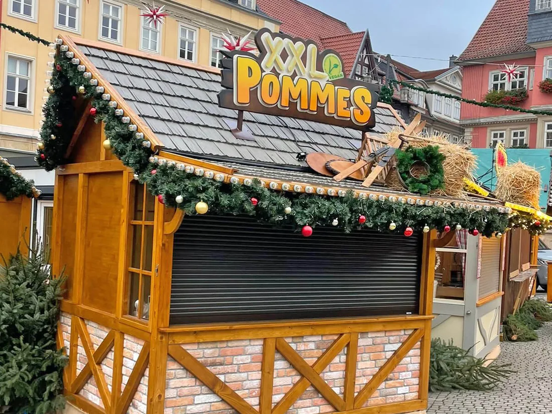 Imbisshütte mit Backsteinsockel und Weihnachtsdekoration