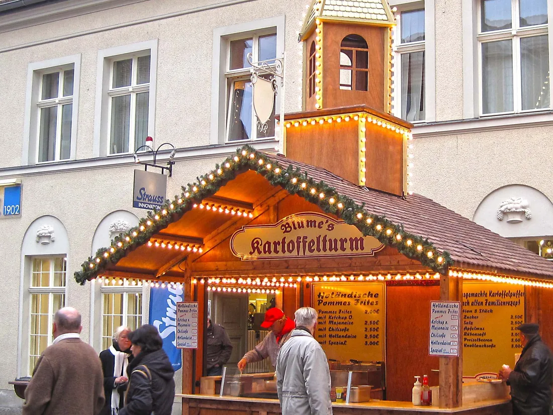 Markthütte im Stadtbild mit Kunden davor