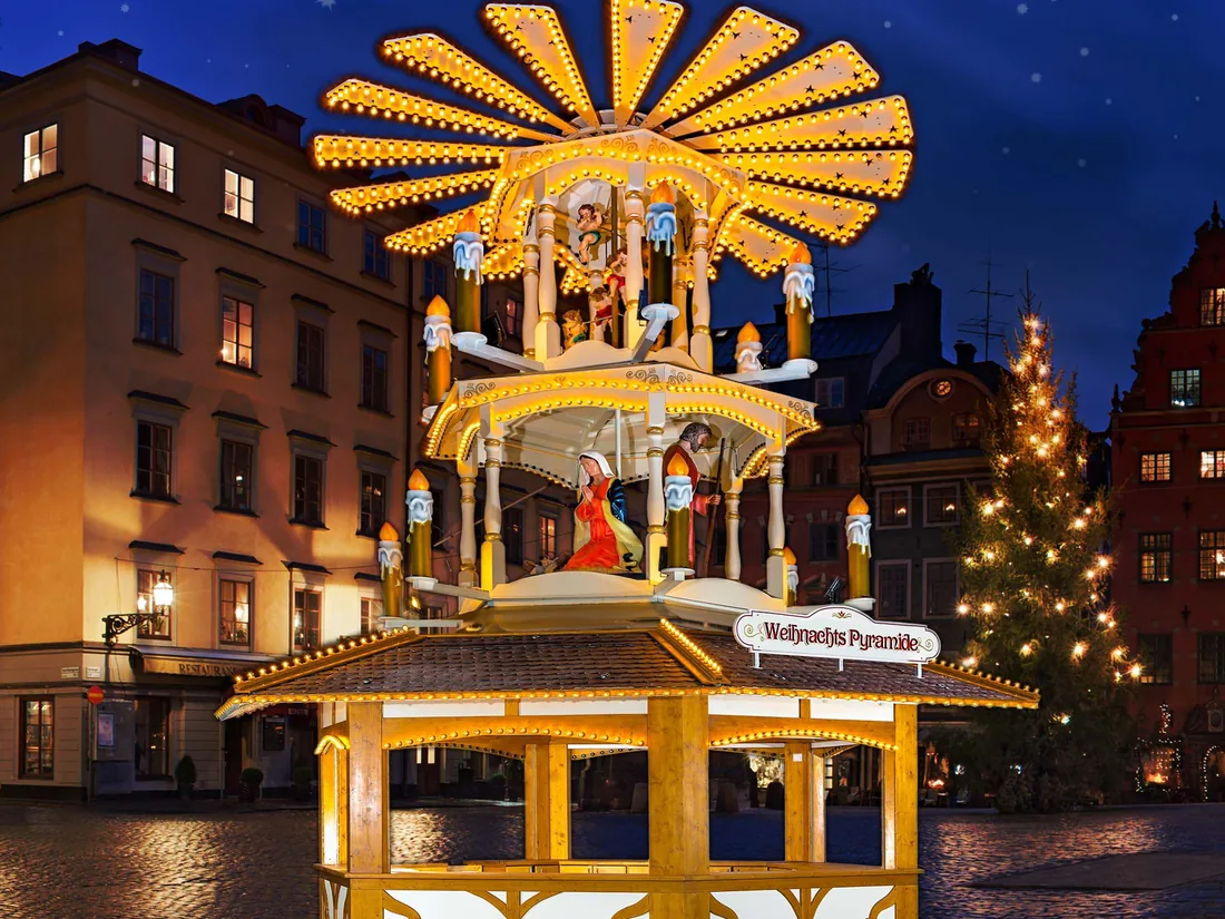 Weihnachtspyramide auf einem Altstadtplatz zwischen historischen Fassaden