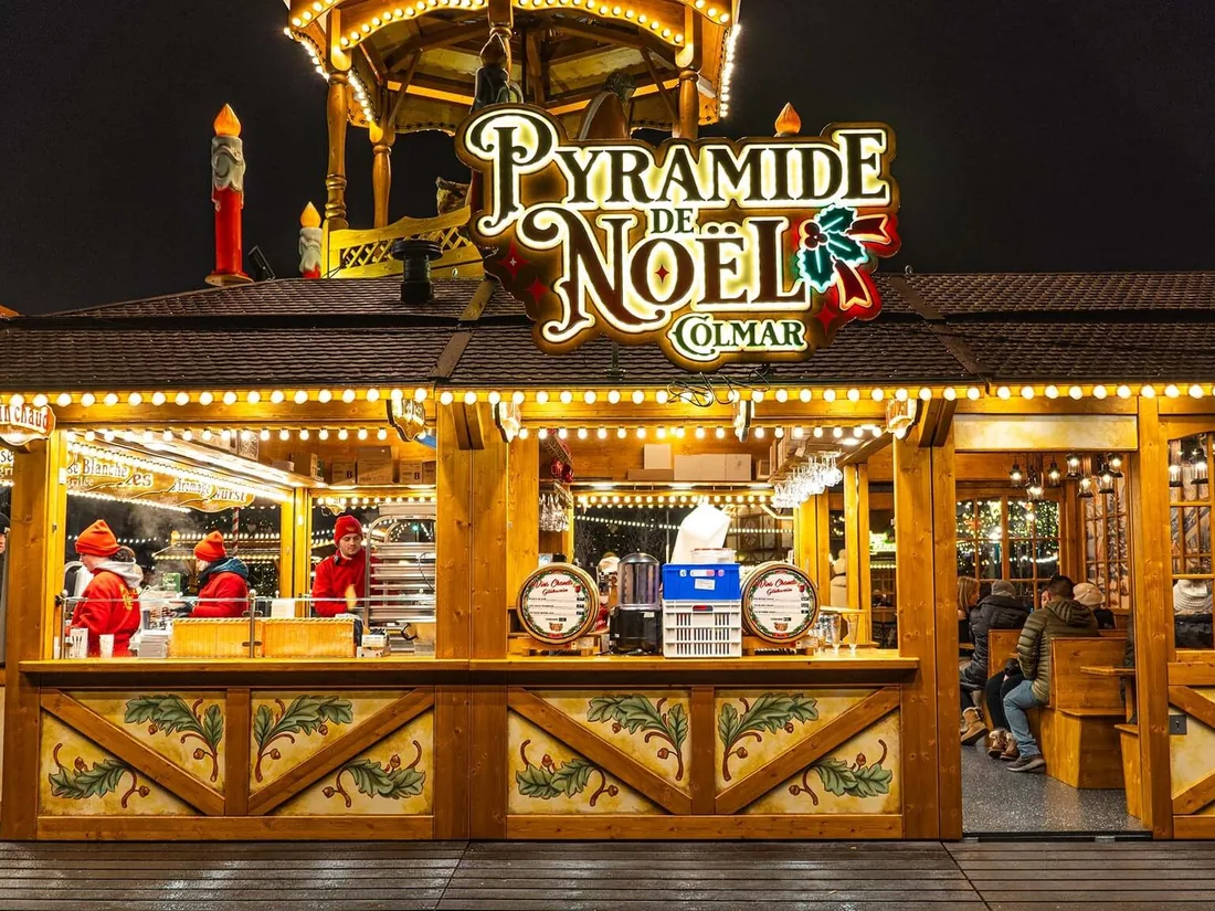 Weihnachtspyramide mit umlaufendem Ausschank und geschnitzten Figuren