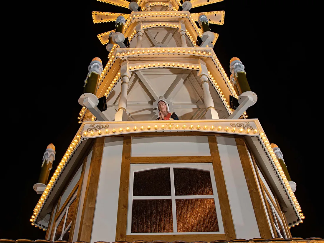 Untere Etage einer Weihnachtspyramide aus der Nähe mit Fenstern und Lichtleiste