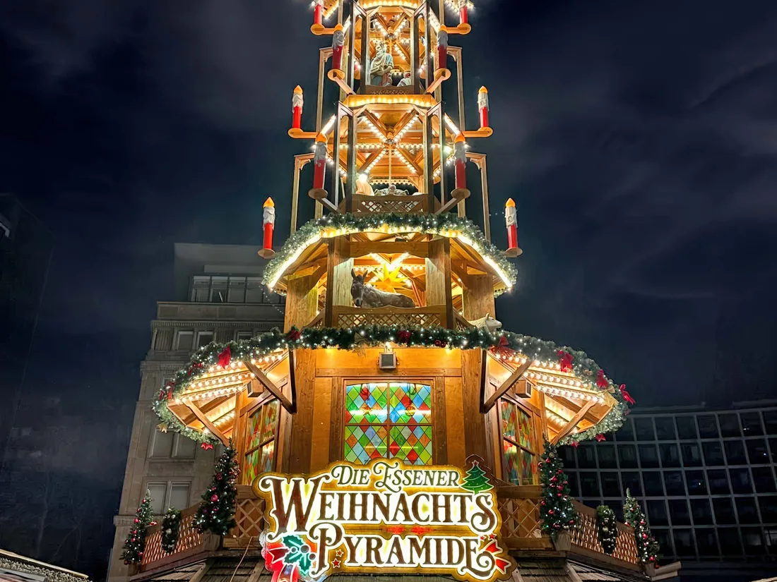 Die Essener Weihnachtspyramide mit beleuchtetem Schriftzug bei Nacht