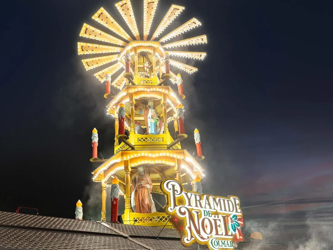 Beleuchtete Weihnachtspyramide bei Nacht mit Schriftzug Pyramide de Noel