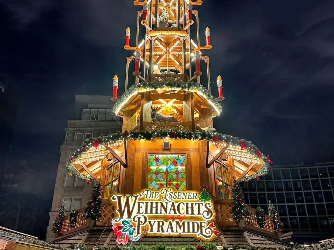 Weihnachtspyramide mit Publikum davor auf dem Marktplatz