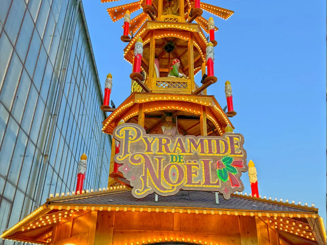 Weihnachtspyramide bei Tageslicht mit Blick auf Theke und Beschriftung
