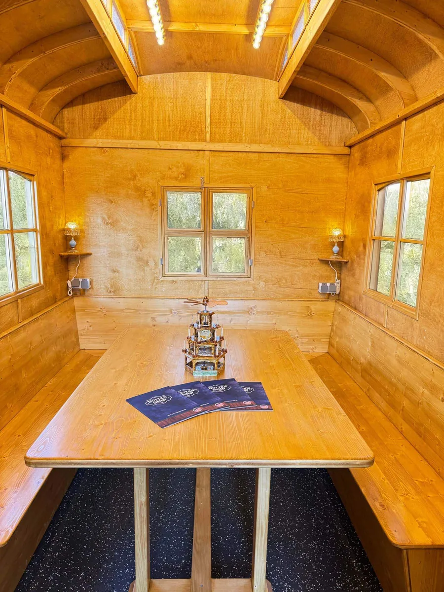 Sitzhütte als überdachter Pausenplatz mit Bänken