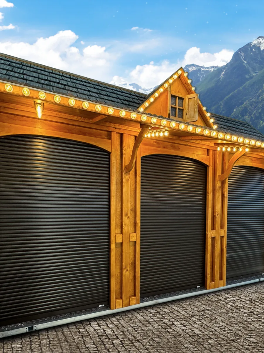 Sitzhütte mit heruntergelassenen Rollläden nach Feierabend