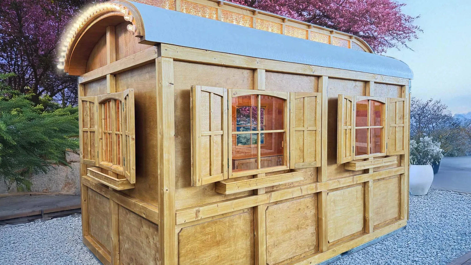 Sitzhütte aus Holz als geschützter Gastbereich auf einem Veranstaltungsgelände