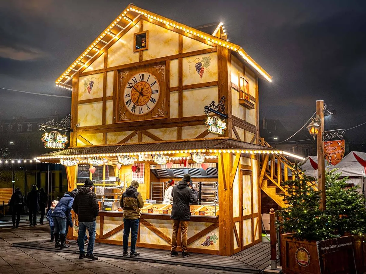 Zweigeschossiges mobiles Gasthaus mit Balkon und Uhr