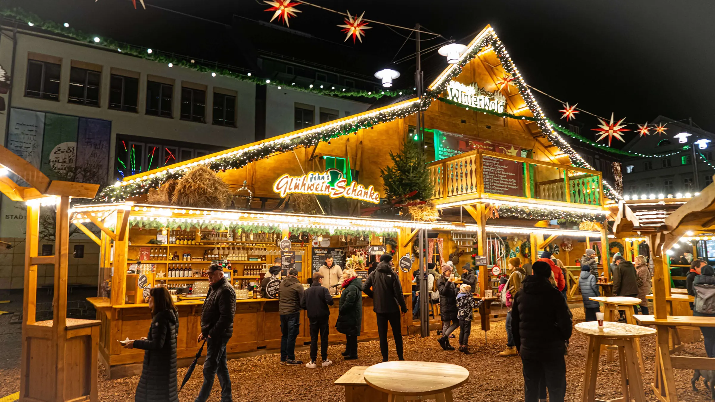Weihnachtsmarkt mit Glühweinhütte und mehreren Sonderbauten der Hütten Company