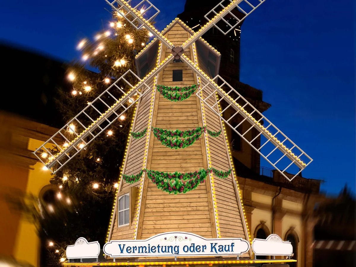 Mobile Windmühle als Sonderbau mit beleuchteten Flügeln
