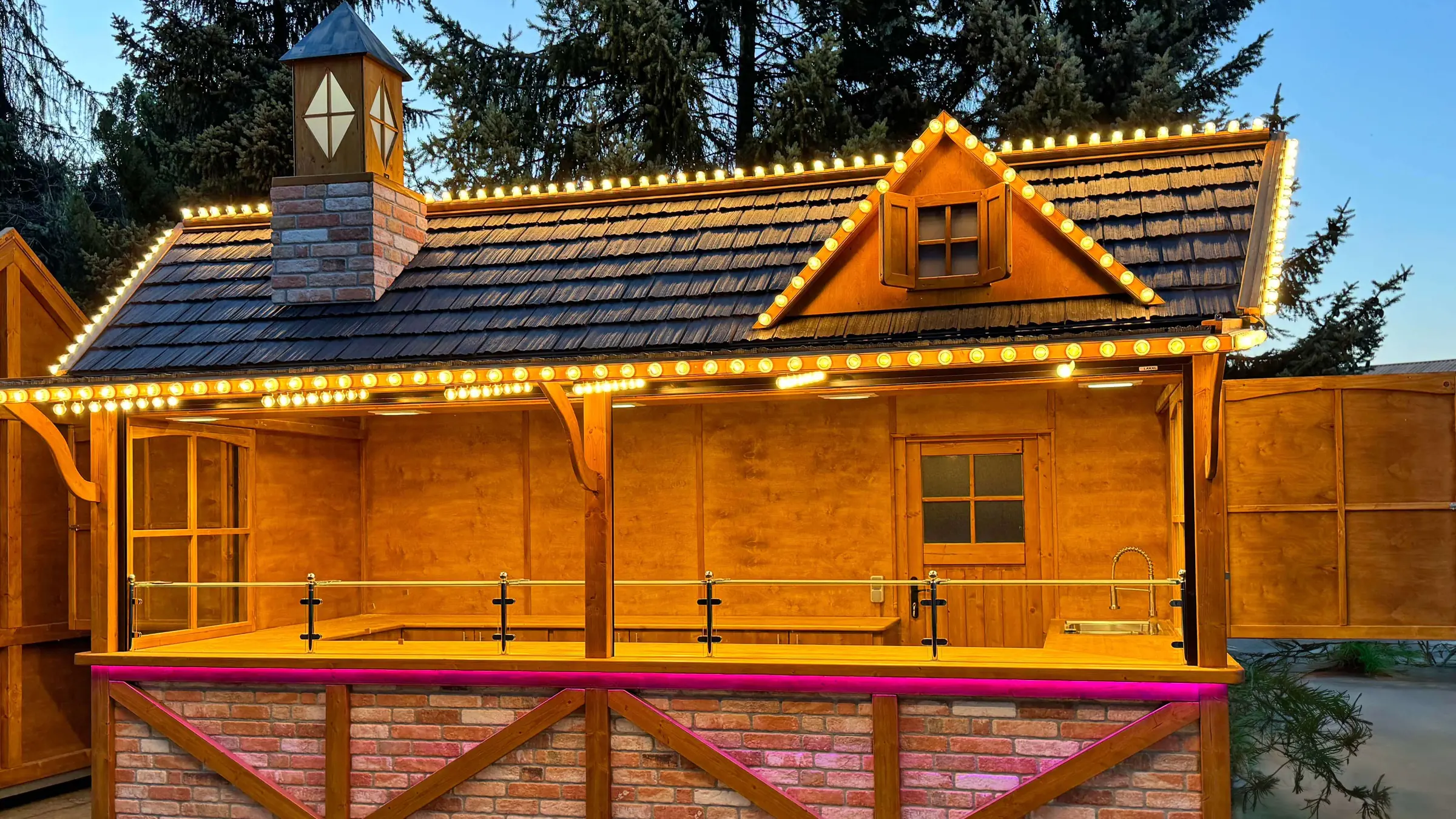Verkaufshütte der Hütten Company als Weihnachtsmarkt Hütte mit Glockenturm, Lichterketten und geöffneter Klappe