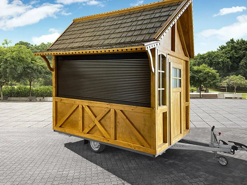 Verkaufswagen aus Holz mit geschlossenem Rollladen in Fahrstellung