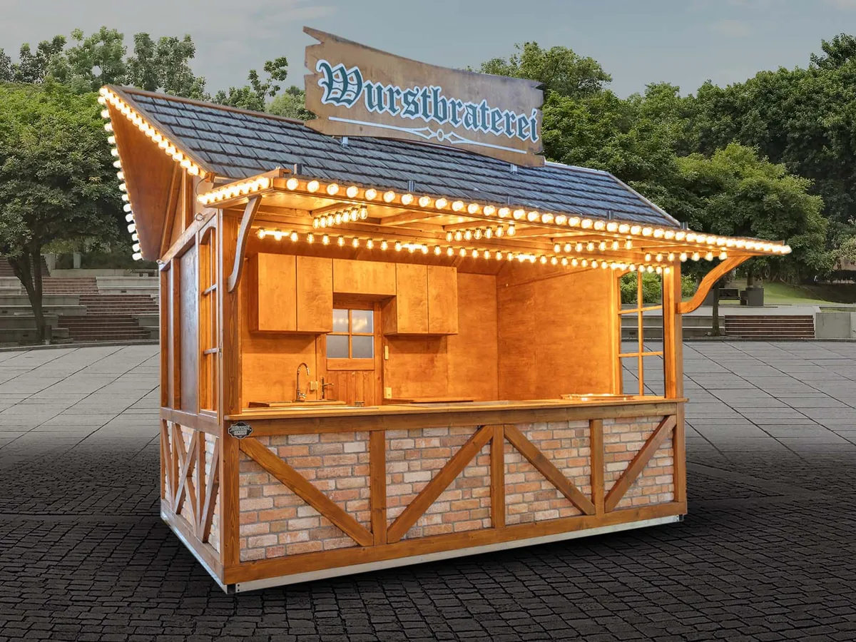 Marktstand aus Holz auf dem Wochenmarkt, geöffnet