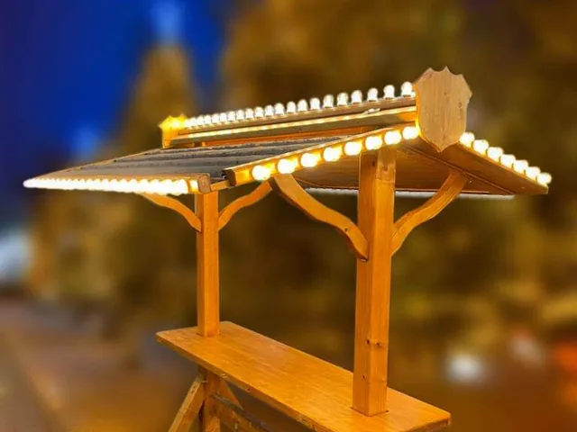 Beleuchtete Lichtleiste unter dem Dach eines Verkaufsstandes