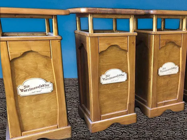 Müllbehälter aus Holz mit Beschriftung