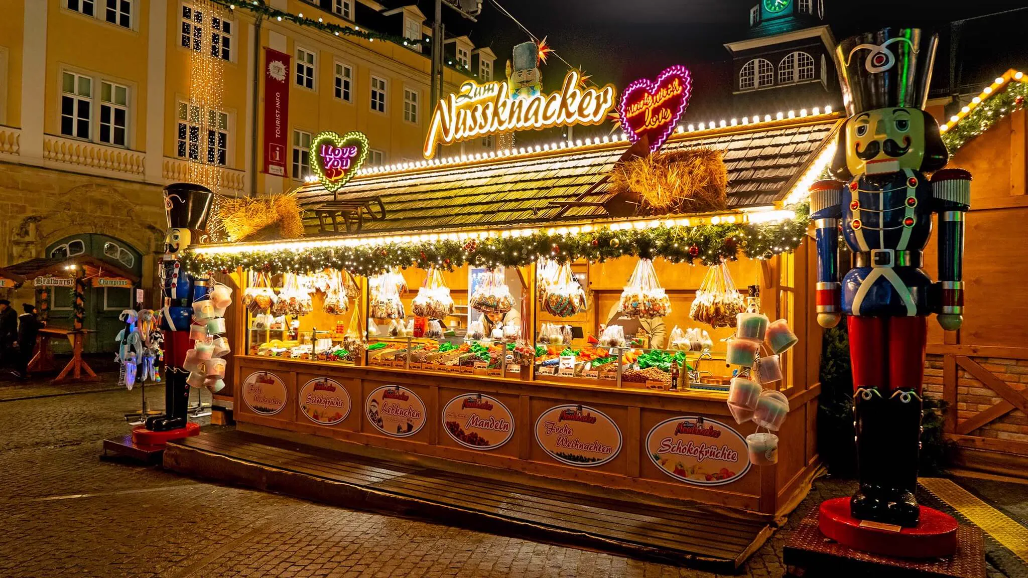Zweigeschossige Weihnachtsmarkthütte der Hütten Company mit Ausschank, Balkon und Beleuchtung